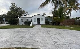 Modern Spanish Villa- Pool- By River-Tropical !!!