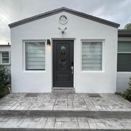 Modern Spanish Villa- Pool- By River-Tropical !!! Fort Lauderdale Exterior photo