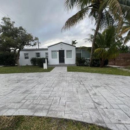 Modern Spanish Villa- Pool- By River-Tropical !!! Fort Lauderdale Exterior photo